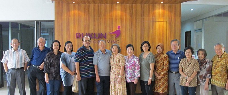 Kelompok senior berfoto bersama di RUKUN Senior Living