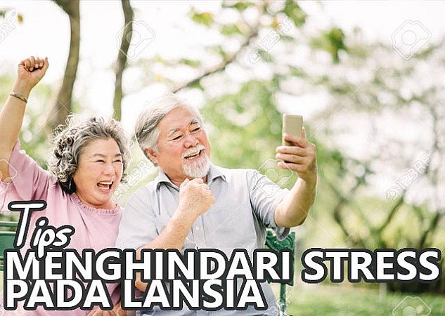 Pasangan lansia ceria menikmati waktu santai di taman