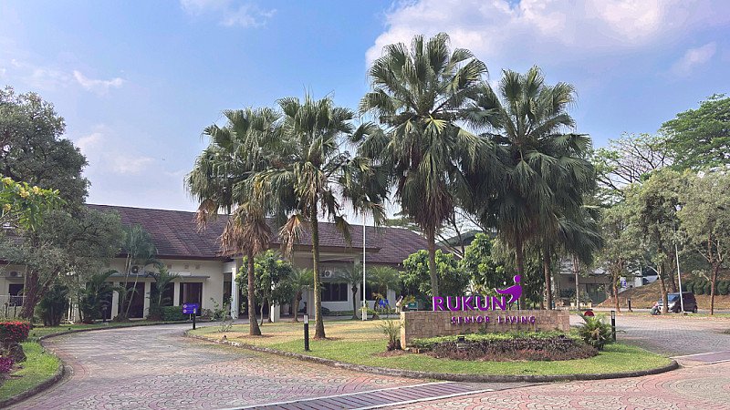 Tampak depan RUKUN Senior Living dengan taman dan pohon palem