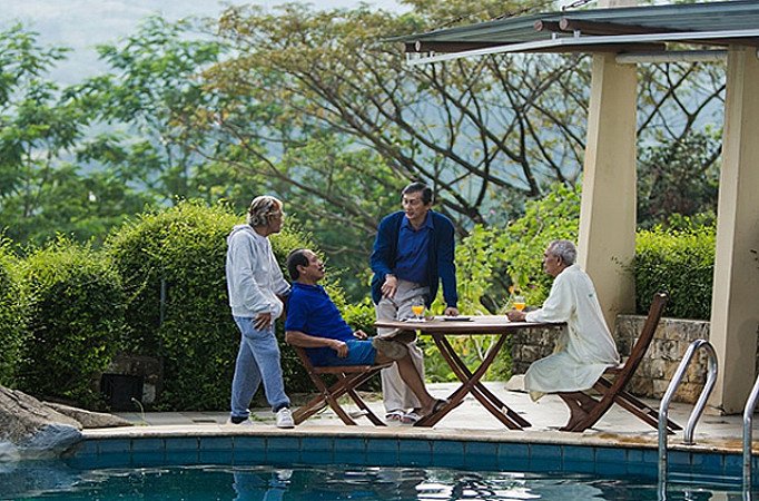 Sekelompok lansia bersantai bersama di tepi kolam renang