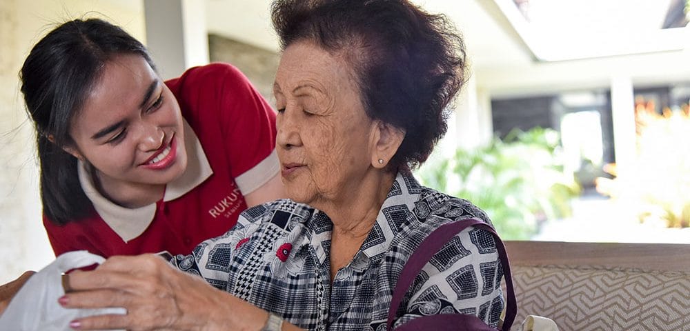 Perawat yang sedang bereinteraksi dengan lansia